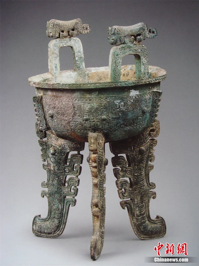 江西省新干县大洋洲出土的商代双耳卧虎扁足青铜鼎。徐长青 供图