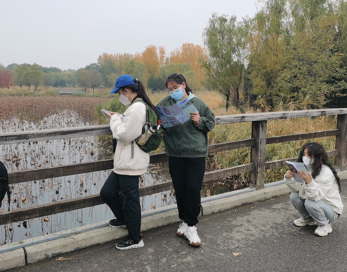 飞鸟市民导赏活动，队员参考鸟类折页；拍摄者：kiwi；拍摄地点：北京市奥林匹克森林公园；时间：2022年10月30日