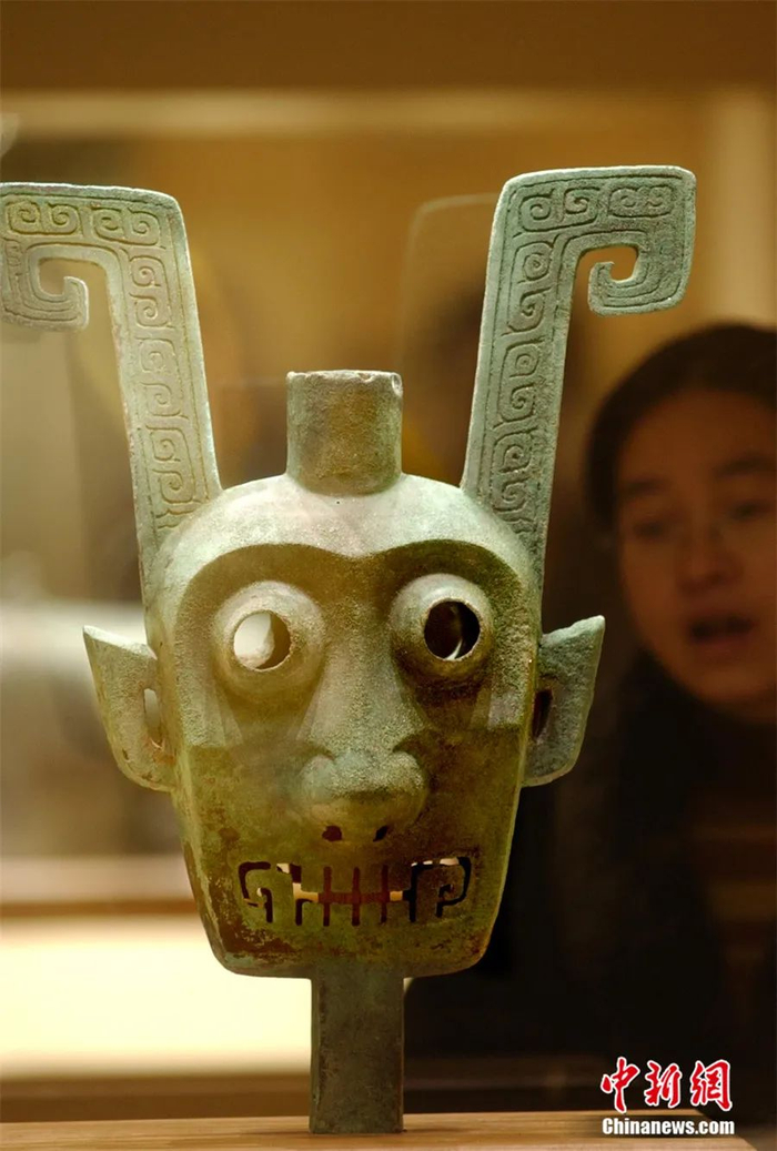 大洋洲商墓出土的双面神人铜头像。韩艺冰 摄