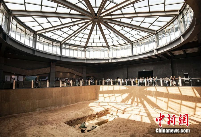 2019年，游客参观大洋洲商代青铜发掘遗址展示馆。李福孙 摄