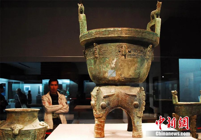 大洋洲商墓出土的四足立鹿甗。黄正胜 摄