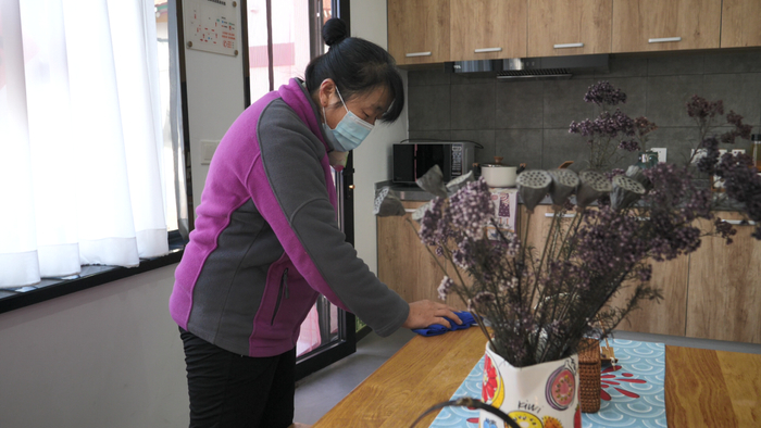 古秀英打扫民宿房间。