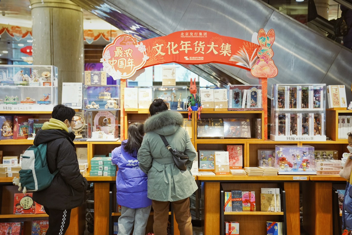 2023年1月25日，王府井书店，市民带着孩子逛文化年货大集。新京报记者 薛珺 摄