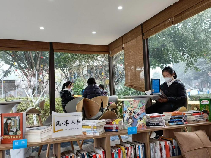▲市民朋友在24小时智慧书房看书（刘霞 摄）
