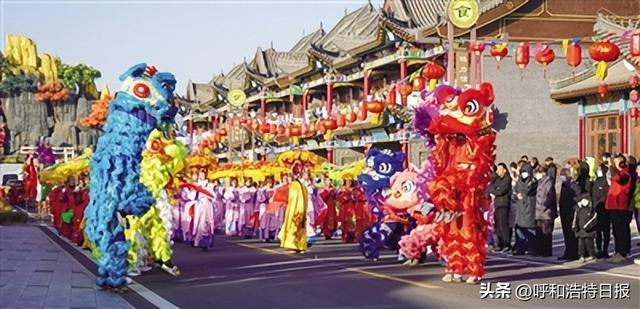 恼包村春节期间安排了精彩的民俗表演，让人们感受到浓浓年味 ■本报记者 刘清羽 摄