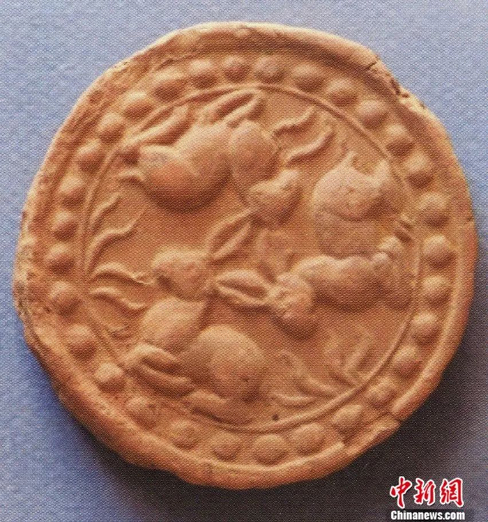 巴基斯坦斯瓦特赛杜沙里夫遗址“三兔共耳”浮雕（9—11世纪）。采自《三只野兔的神奇旅程》。受访者供图