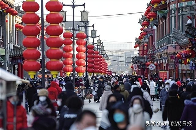 红灯笼高挂成一道靓丽风景 ■新华社记者 安路蒙 摄