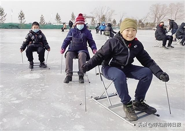 感受冰雪乐趣 ■本报记者 苗欣 王中宙 摄