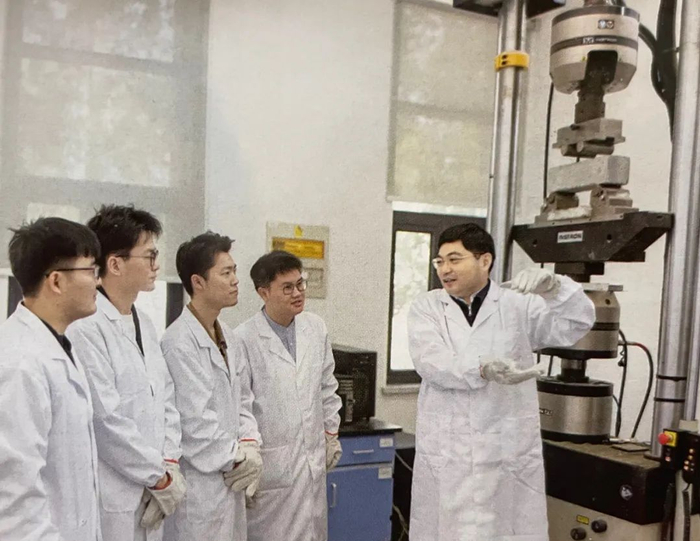 工作中的刘加平（右）