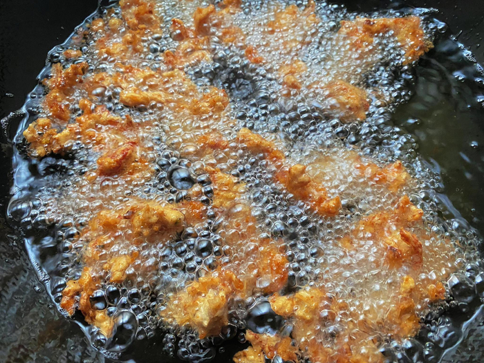 河南周口市，过年前家中炸年货。 新京报记者 王真真 摄