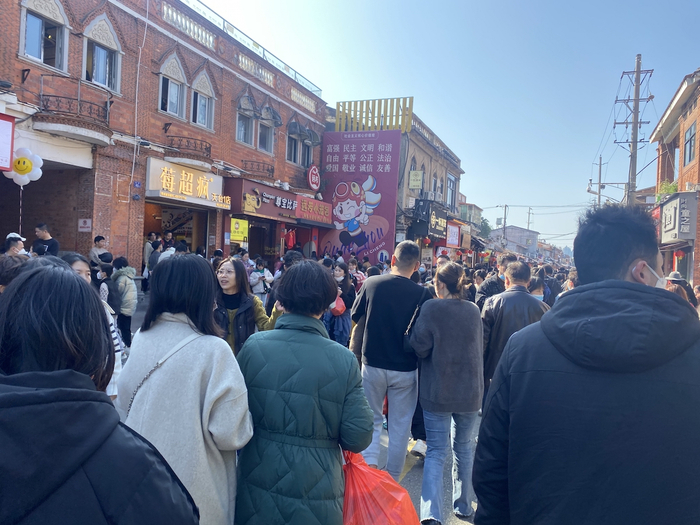 1月26日14点左右泉州西街一派热闹景象记者王方然拍摄