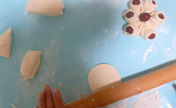 河南周口过年期间制作的枣花馍。 新京报记者 王真真 摄