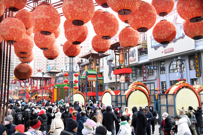 大年初四，老北市迎新春皇寺庙会人头攒动。