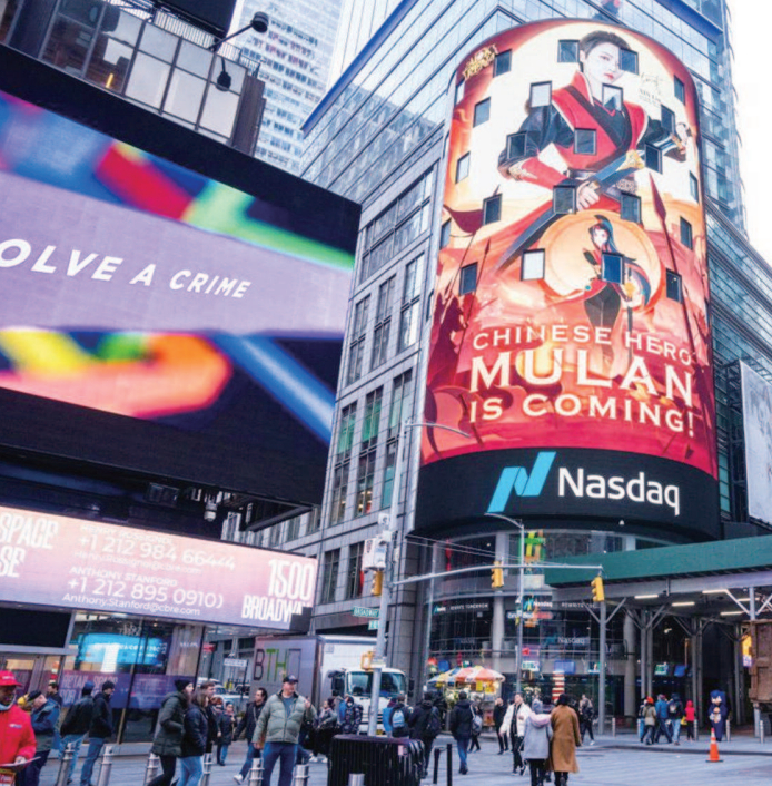 ▲美国纽约时代广场的纳斯达克巨幅屏幕展示木兰专属宣传片。（受访者供图）