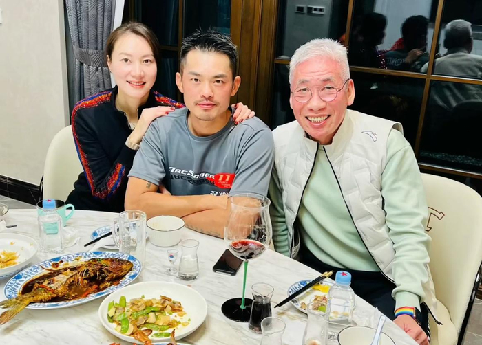 林丹豪宅请客,与62岁刘希平同框!谢杏芳心真大,无视暧昧传闻|刘姥姥|姥姥|妻子|自拍|任泉_新浪新闻