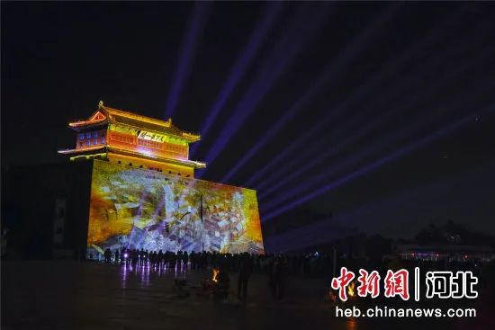 图为《观·山海》大型长城情景光影秀正在山海关景区上演。  孙航 摄