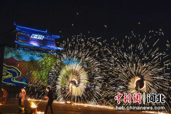 图为天下第一关广场上同时进行光影秀、打铁花表演，美轮美奂。孙航 摄