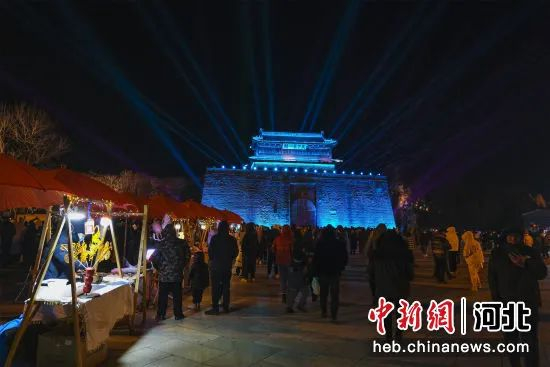 图为游客正在观看《观·山海》大型长城情景光影秀。孙航 摄