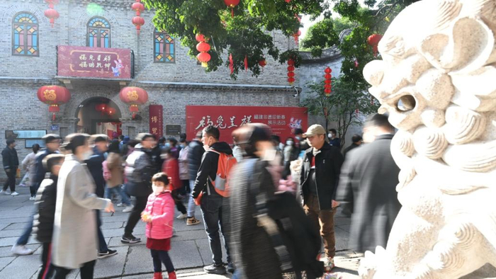 1月27日，游客在中国历史文化街区福州三坊七巷游玩。新华社&nbsp;图