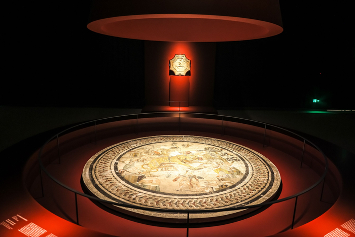 展览现场，地面为《狮子和酒神游行场景⻢赛克》石质马赛克，公元前1世纪