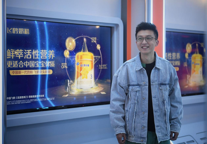 △孟川在《飞鹤新春观影脱口秀》现场（摄影|郝羿）