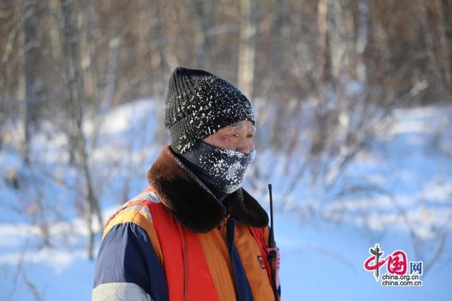 作业人员的帽子上已经结了一层“冰甲”，眉毛和眼睫毛上也结了“冰花”。中国网发 于海江/摄