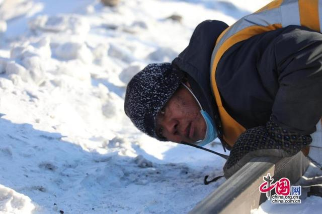 加格达奇工务段的线路工在极寒天气下进行钢轨检修作业。中国网发 于海江/摄