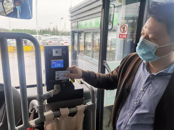 2022年10月，江苏吴江市民李先生使用社保卡乘公交，往返于上海青浦和吴江之间。“绿色青浦”微信公众号 图