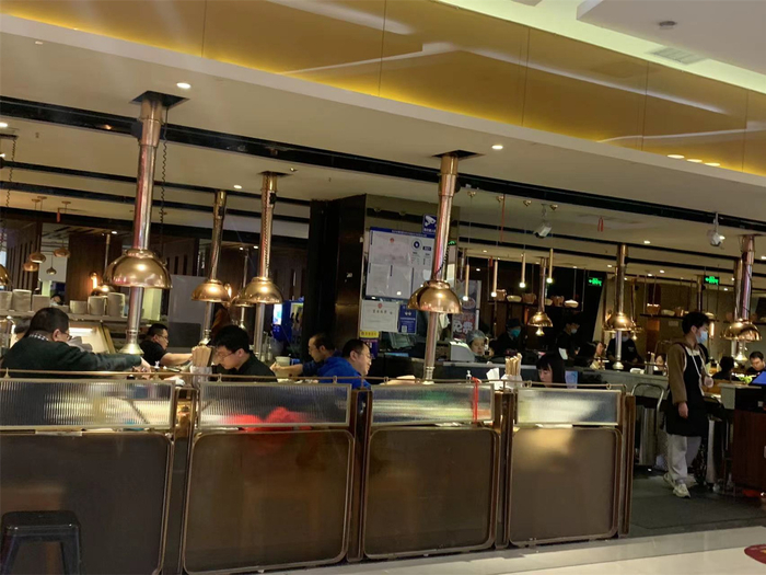 　　一家烤肉店坐满了就餐的客人。