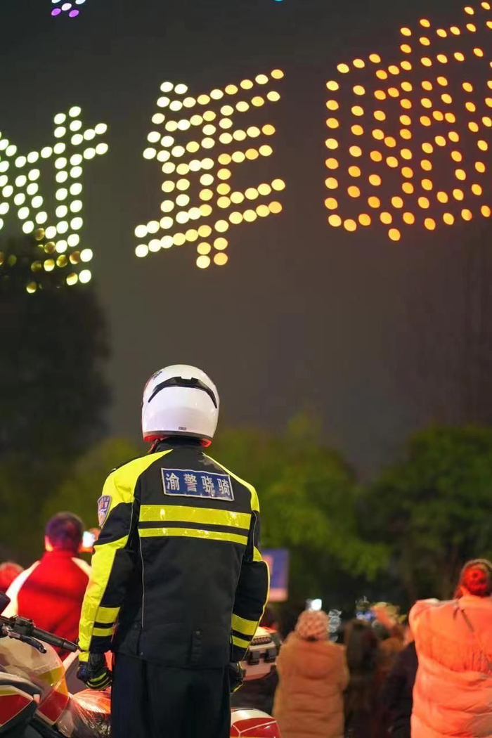 2023年春节期间，重庆公安机关每日投入安保力量3.1万余人，全面强化节日安保各项措施。  重庆公安供图