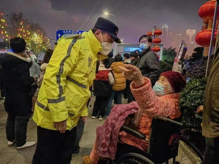 民警在大型活动现场安保执勤，服务有需求的群众。  重庆公安供图