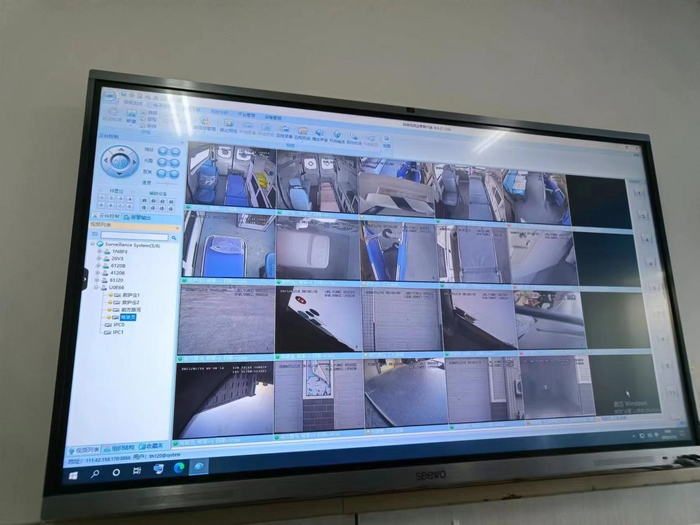 通过屏幕，医生可以看到救护车内情况。