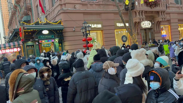 排队购买马迭尔冰棍