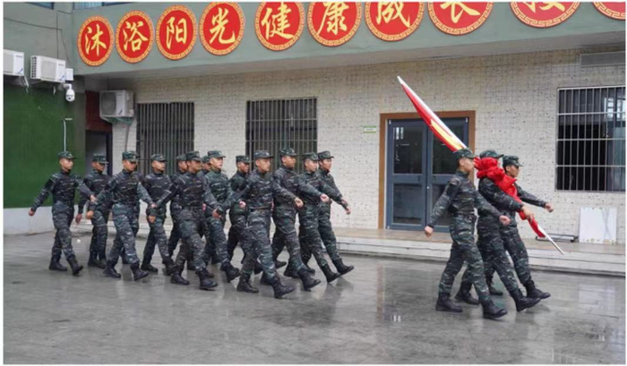 学生们参加升旗仪式。  图片源自河南省雅圣思教育科技有限公司官网