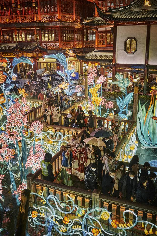 2023年1月，上海豫园，游人在九曲桥赏灯。澎湃新闻 丁晓文 图