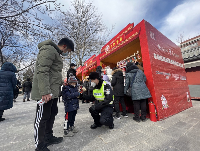 春节期间，北京公安确保首都社会大局安全稳定。北京警方供图