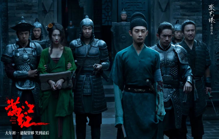 ▲第一次拍摄电影，合作的搭档都是优秀演员，这让张弛（左三）感觉很荣幸。