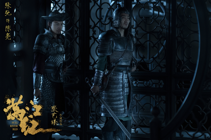 ▲张弛（右）和黄炎（左）和张艺谋导演提议，把两个护卫的人设设定为“没头脑和不高兴”。&nbsp; 受访者供图