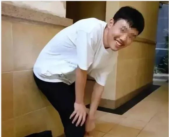 △暑假，李连英给刚打完乒乓球的儿子拍下这张照片