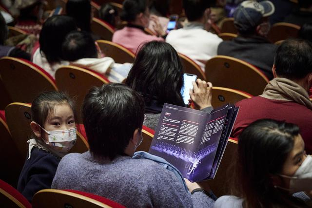 2023年1月25日，上海大剧院。经典版芭蕾舞剧《天鹅湖》开幕前夕，观众座无虚席。澎湃新闻 丁晓文 图