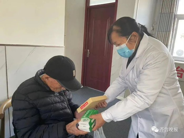 东阿镇敬老院发放使用“爱心药包”