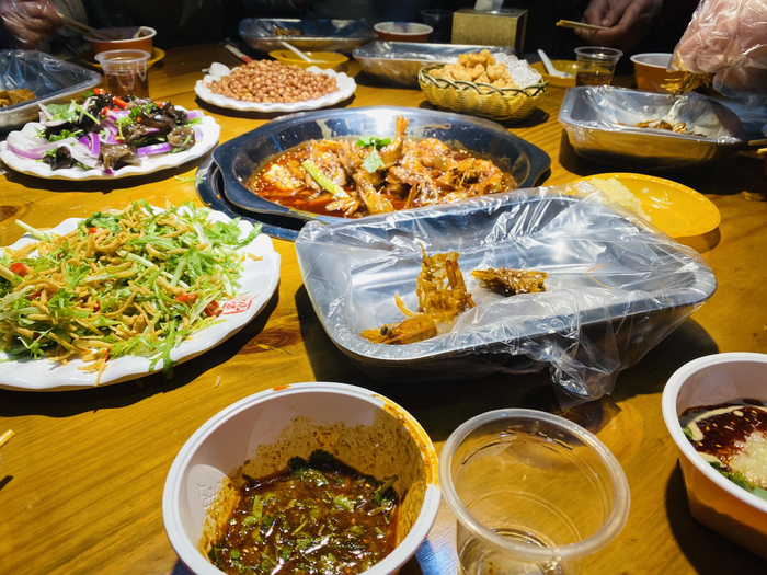 在街上找了多家饭店，发现都爆满，小薛最后去吃了大虾。受访者 供图