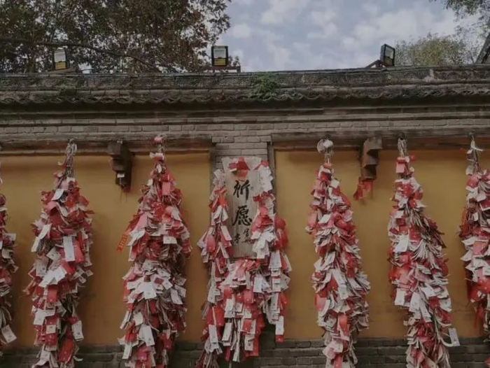 尽管孤身一人，Aoli还是会在没课的清晨，到寺庙里待上两三个小时。/受访者供图