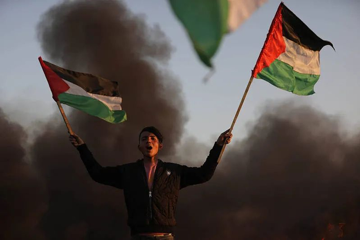 ▲当地时间2023年1月26日，杰宁，巴勒斯坦人焚烧轮胎，抗议9名巴勒斯坦人被杀。图/视觉中国