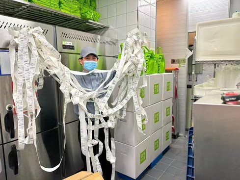 奈雪的茶员工展示订单小票 受访者供图