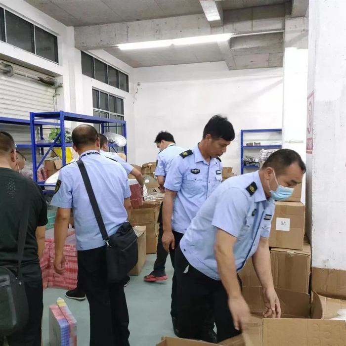 执法人员现场查获假冒电子烟