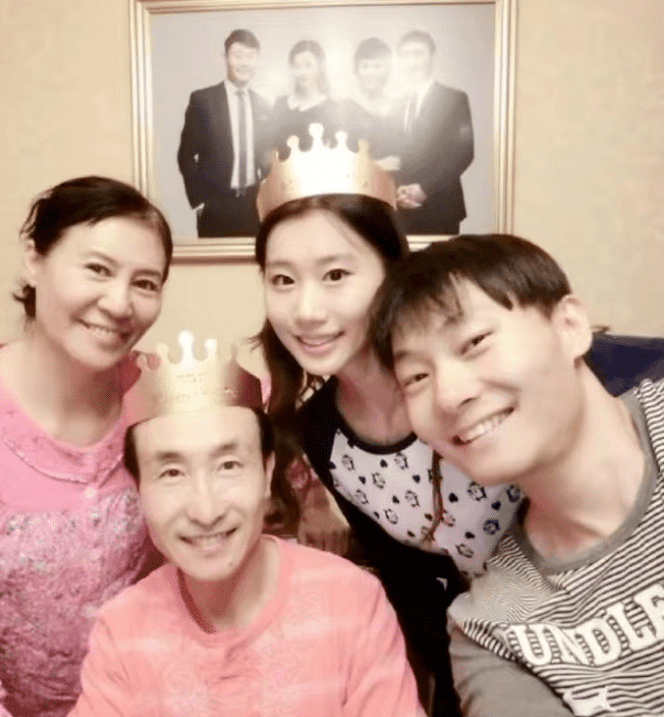老艺人现状：王祖贤参加华人聚会哽咽，巩汉林豪宅饮酒作乐-王祖贤和巩俐