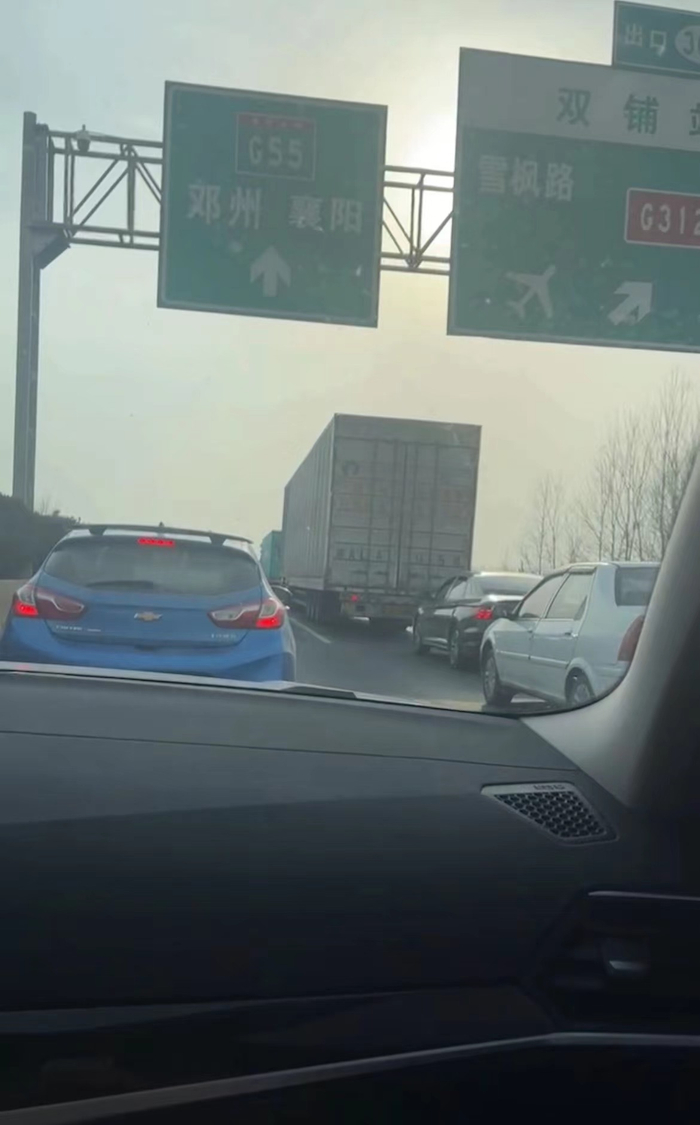 正月初四，从安徽返回重庆的告诉上，小王遭遇了堵车。受访者 供图