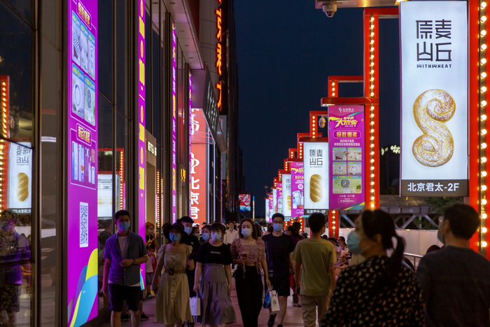 夜间的北京西单商圈，许多市民正在逛街购物。  新京报记者 郑新洽 摄