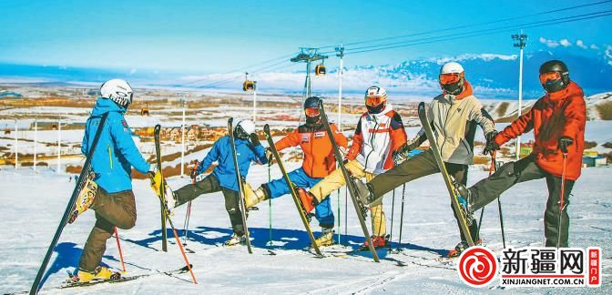 李浩然和学员们讨论滑雪动作。 （全媒体记者赵剑尘摄）